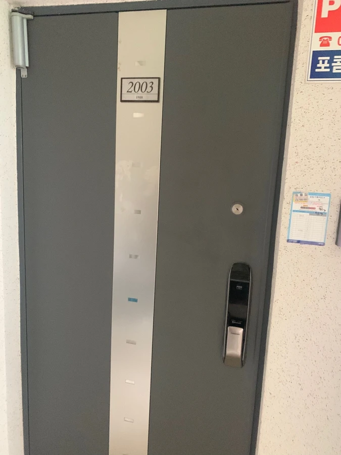 스크래치를 정리한 뒤의 문 표면