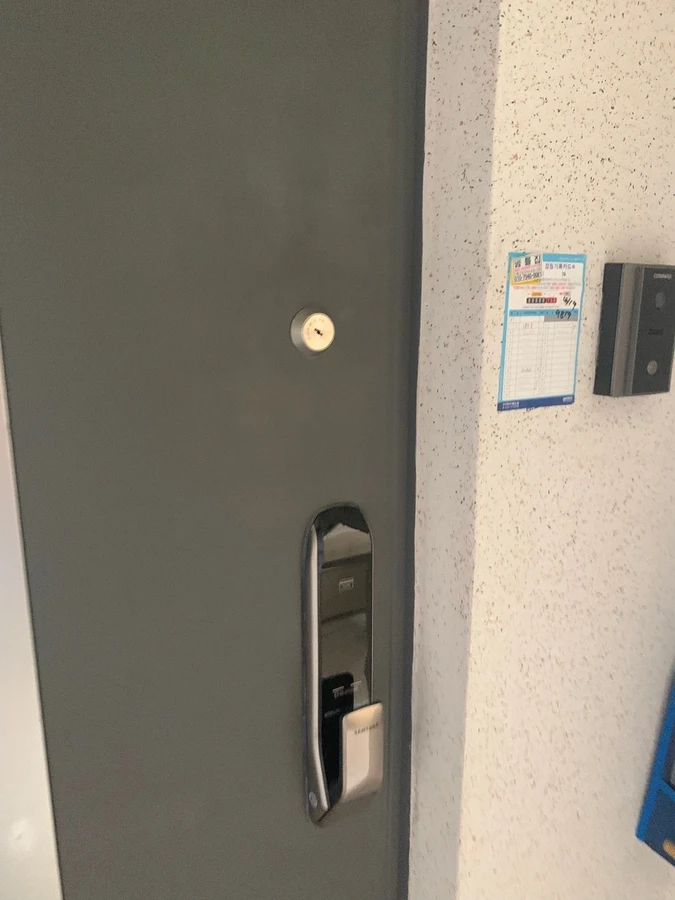 정리를 마친 현관문 근접 사진