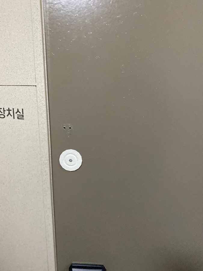 정리가 필요한 현관문 표면 근접 사진