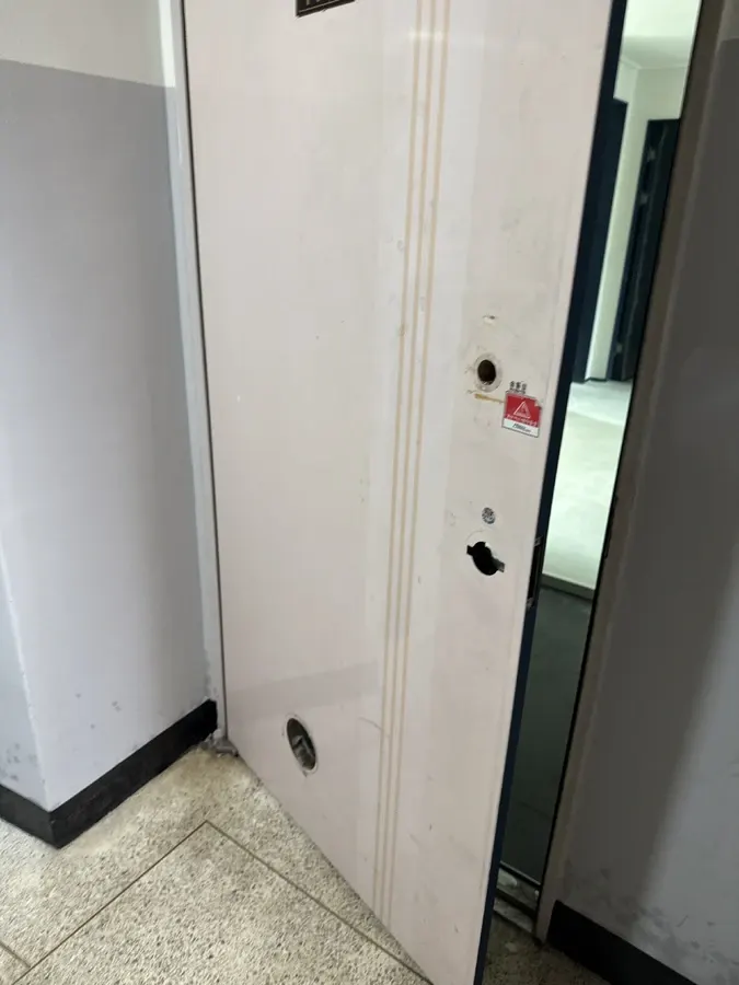 색이 바래고 얼룩진 공동주택 현관문