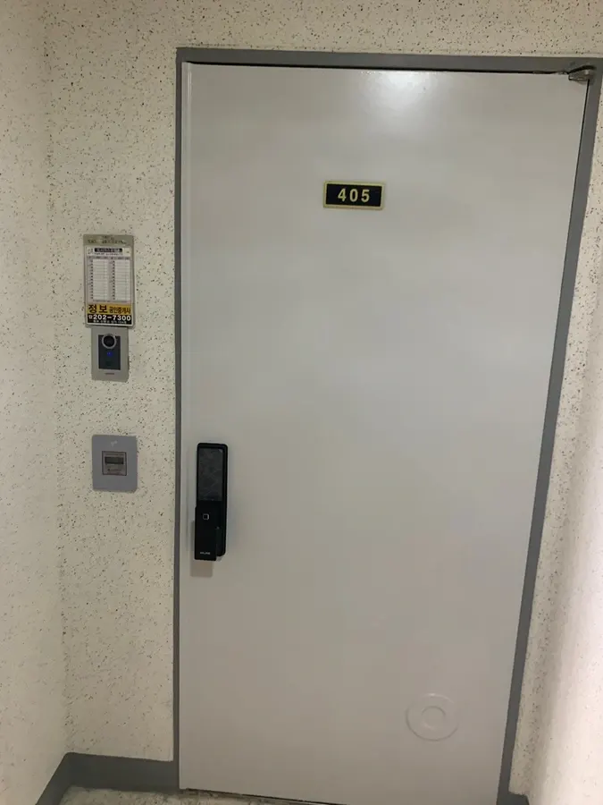 이음새까지 정리된 현관문