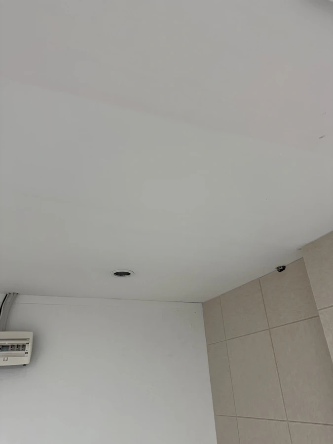 전기 패널 주변 이음선이 남은 복도 천장