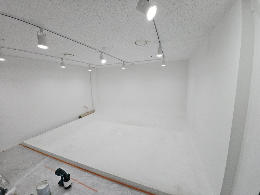 보양 작업 중인 화이트 톤 벽면